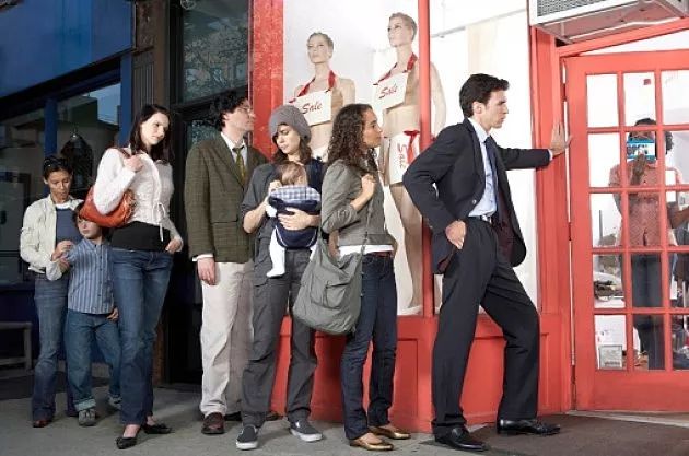 人类已经不能阻止懒人:代驾、代购,连代人排队都火起来了……