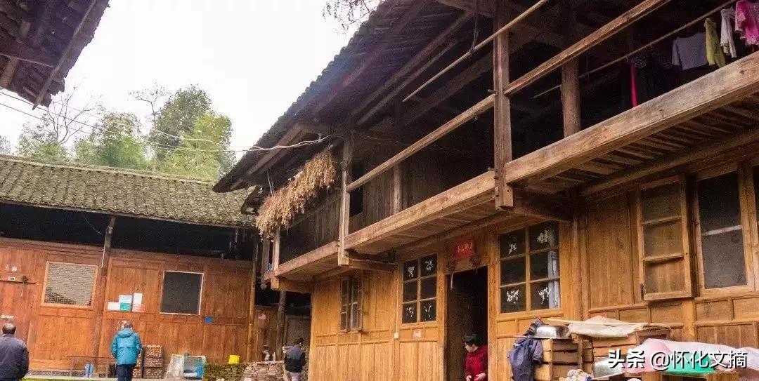 千年古苗寨老家寨全景,贵州千户苗寨农户家