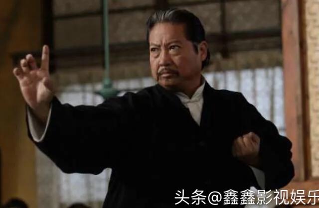 影视巨星洪金宝现身北京，戴大金镶钻链抽雪茄，和朋友相谈甚欢。