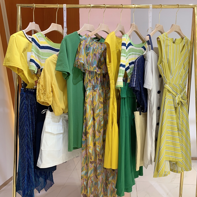 新手摆地摊做服装生意如何入门,摆摊卖衣服一天收入几千