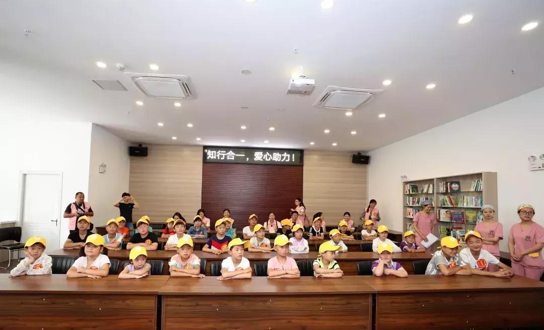 “知行瑞博”和你在一起，体验不一样的夏令营……