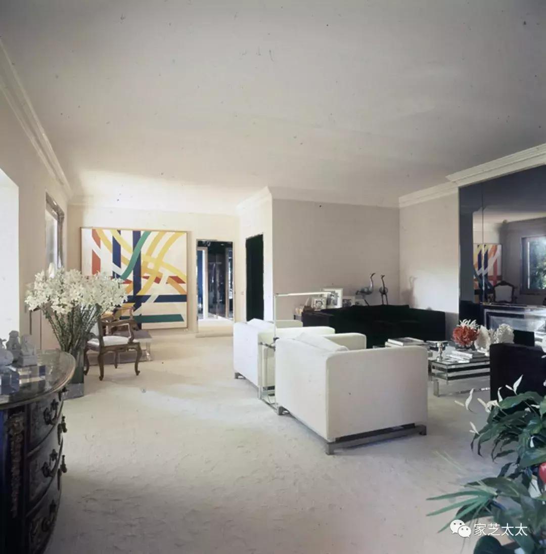 我和有钱人之间，就差一张白沙发了