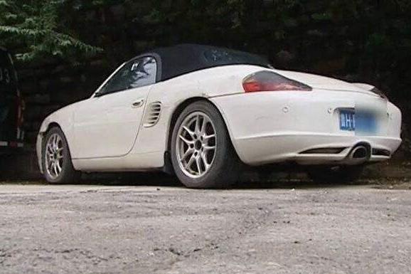 2017年曾“消失”济南融汇爱都小区外保时捷连停五年说法不实