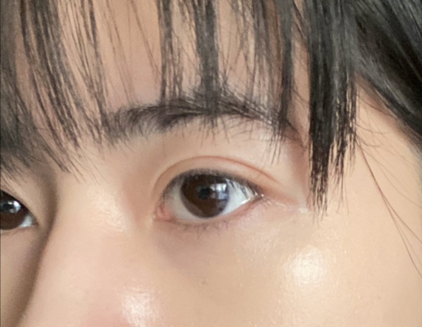 易烊千玺四字弟弟现身北京高铁站,易烊千玺戴墨镜转身阿玛尼