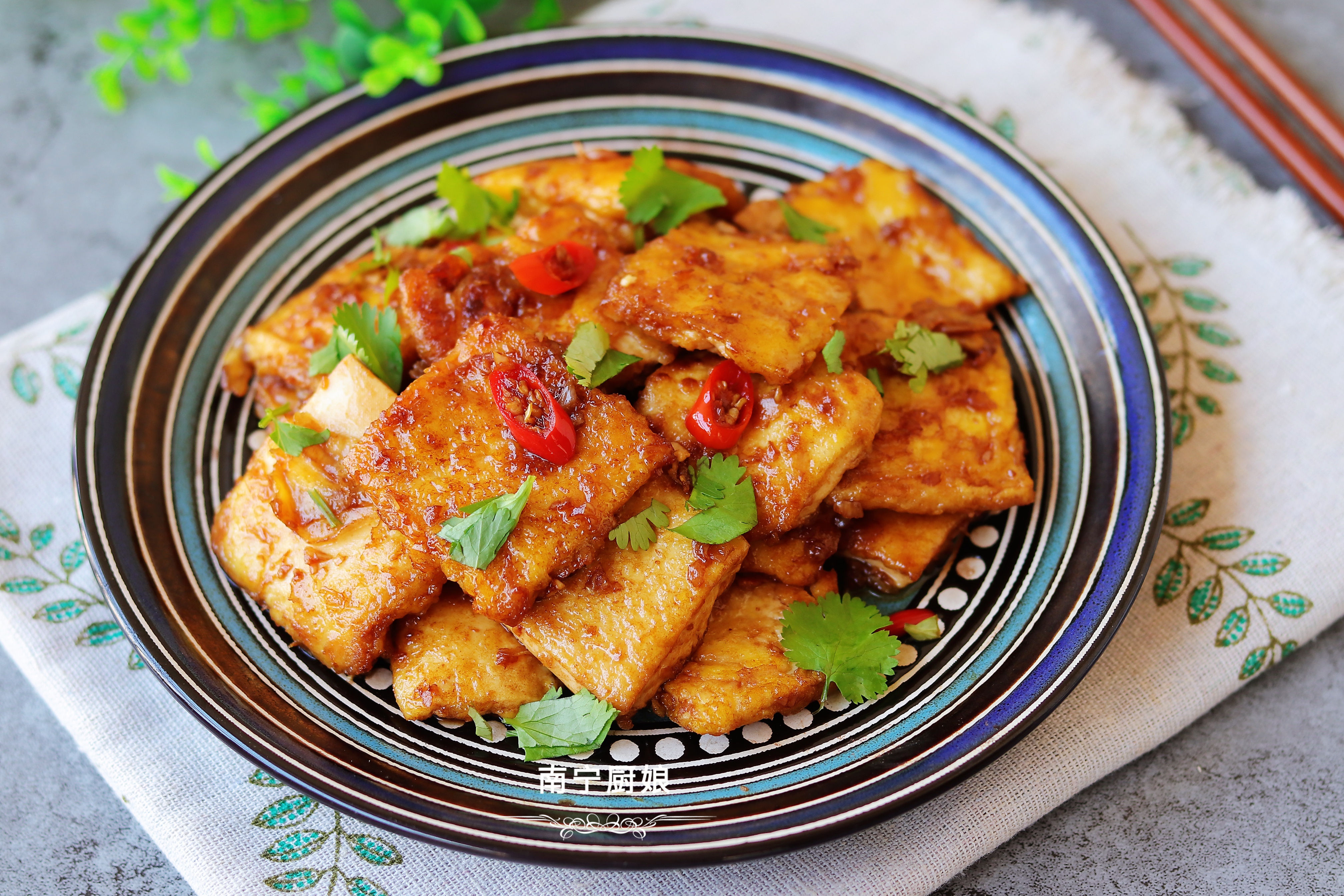 椒盐煎豆腐豆腐外酥里嫩怎么做,豆腐的做法简单又好吃煎豆腐