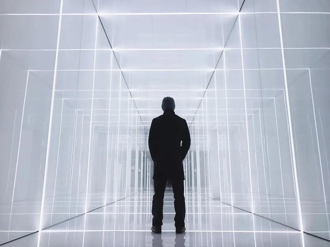 拍照姿势大全男生对镜子超清,男生在花海怎么拍照姿势好看