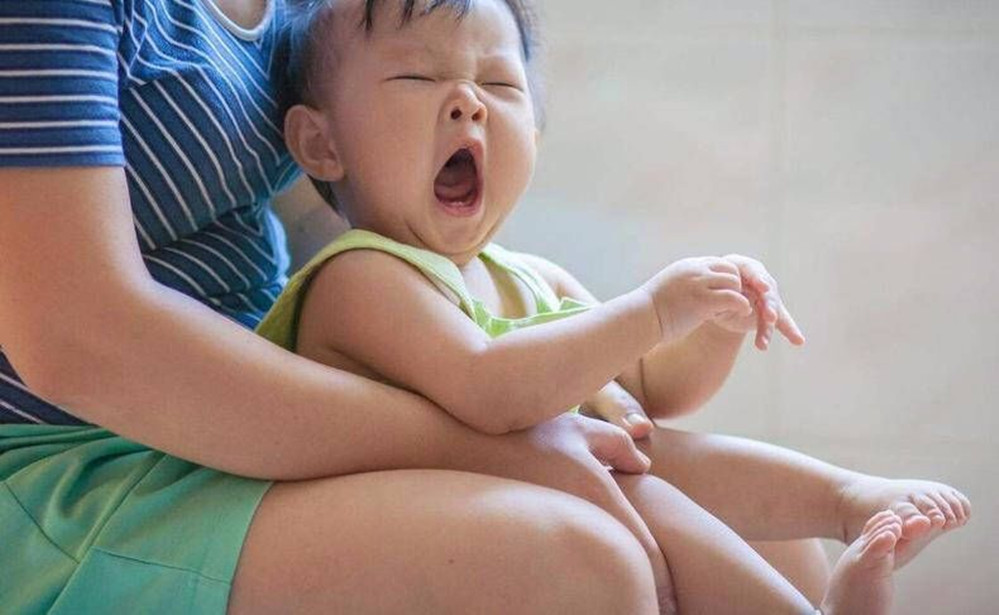 还在起夜给宝宝把尿？宝妈不仅无法一夜好眠，对宝宝的危害也很多