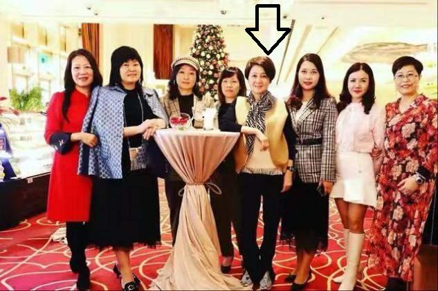 赌王四太跟孩子采访,澳门赌王四姨太梁安琪丝巾