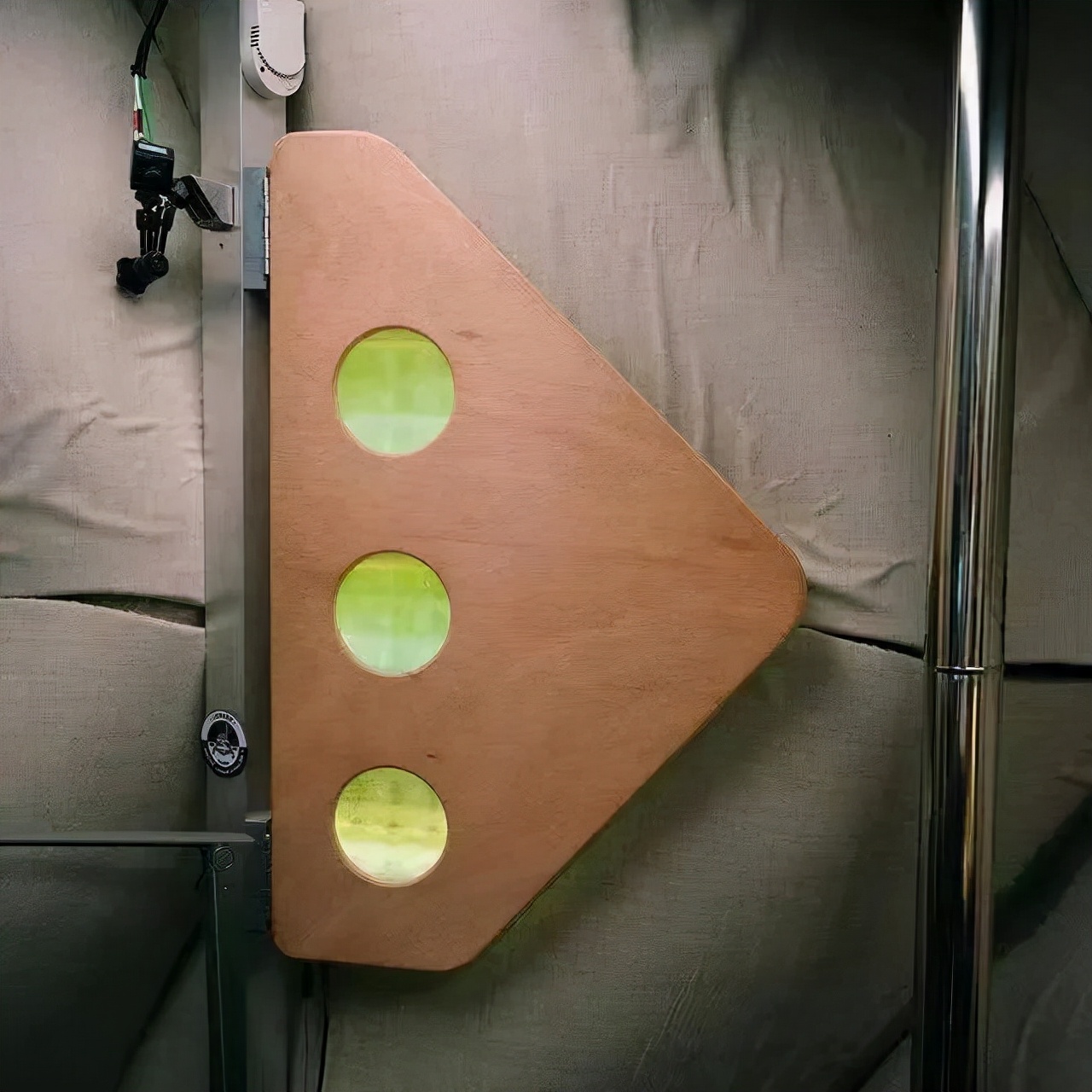 为了测试太空卧室，他们跑去世界上最冷的地方，待了3个月