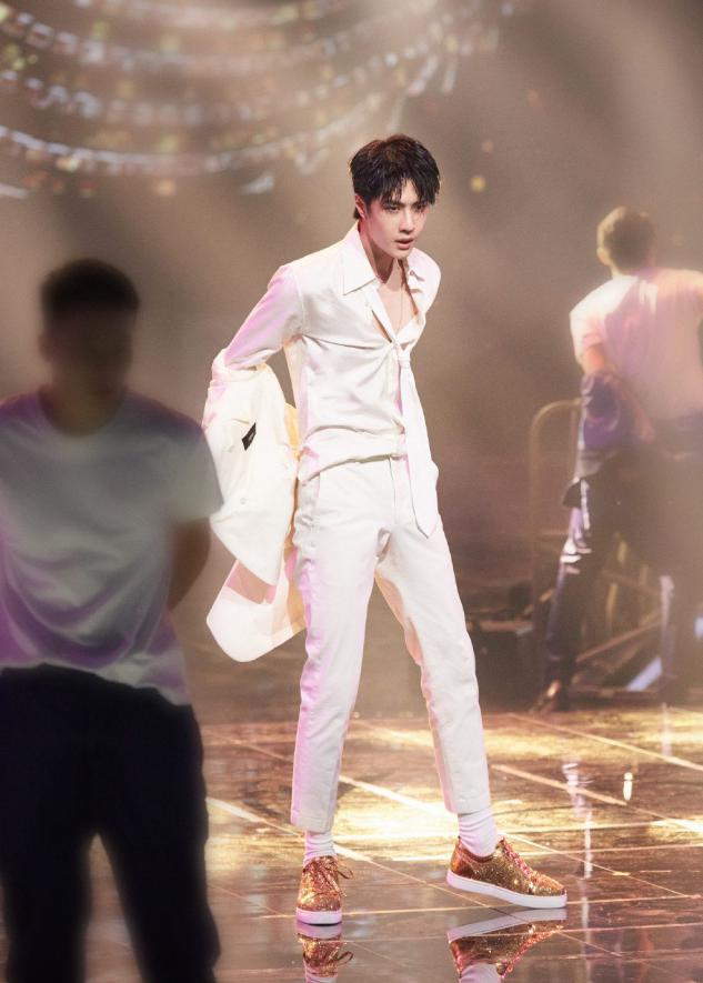 王一博潮流视频,王一博秋冬造型合集