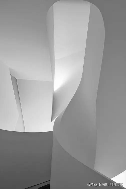 旋转楼梯有没有高端一点的,旋转楼梯适合轻奢风还是新中式