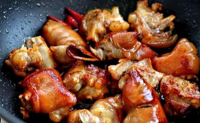 猪蹄炒糖色总容易糊？小火慢炒色泽才红润！入味又有嚼劲