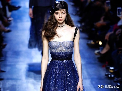 喜欢高跟鞋的时髦精们,衣柜少不了这4双蓝鞋