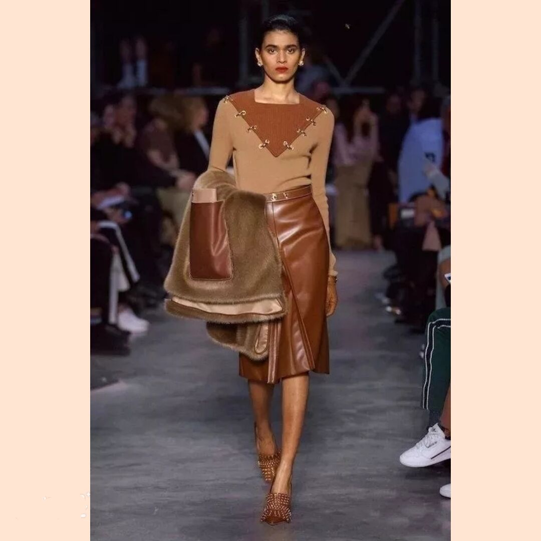 黑色和深咖色哪种颜色适合秋冬穿,浅的奶茶色在冬天里穿颇显氛围感