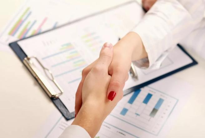 鑱旇鎺ц偂,鑱旇鎺ц偂闆嗗洟鑰佹澘鏄皝