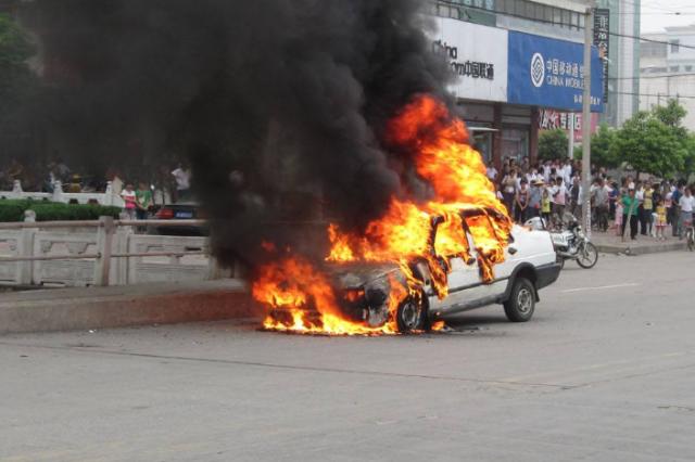 汽车太阳高温暴晒车漆,汽车在太阳下暴晒会伤油漆吗