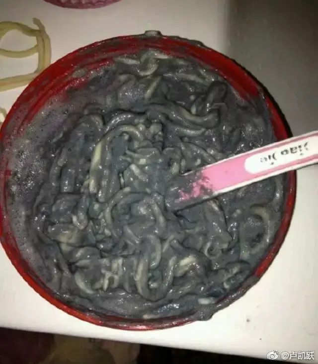 请广大“师奶”引以为戒,打死都不要让你老公入厨房