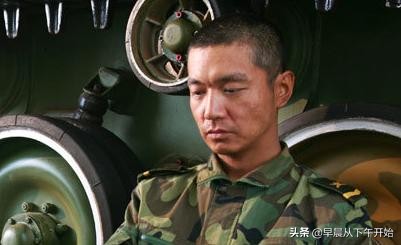 伍六一跟许三多介绍钢七连,士兵突击伍六一和伍万里