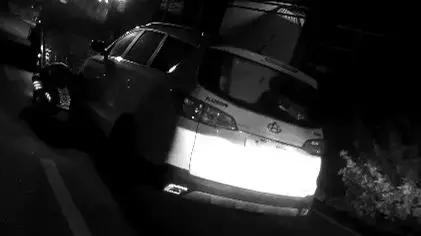 男子开面包车撞上电动车逃逸,男子开面包车撞上电动车后逃逸