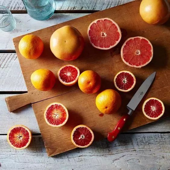 衣服皱皱的没有熨斗怎么让它平整,有折痕的衣服怎样弄平整