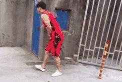 新郎抱不起老婆的搞笑视频,新郎抱不动新娘怎么化解尴尬