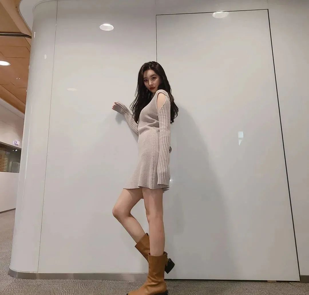 穿裙子要搭配什么鞋子才好看呢,红色上衣黑色裙子配什么鞋子好看