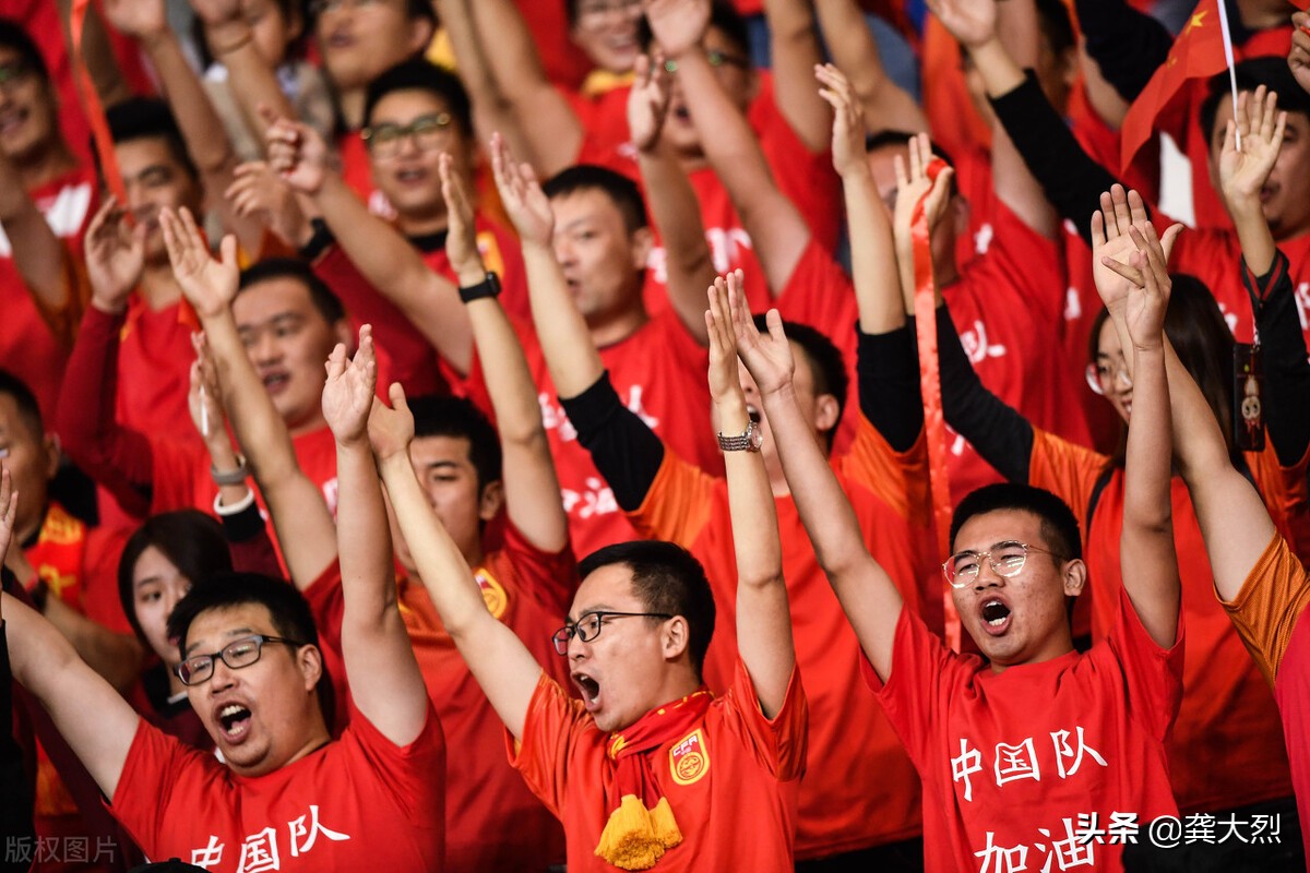 3-2,国足读秒绝杀越南队,为国庆献礼,国足的血性和韧劲回来了