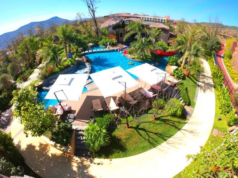 边泡温泉边游泳,边泡温泉边享受