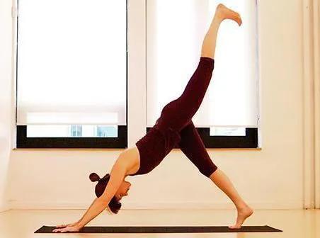 过敏脸上起红疙瘩,春敏脸上泛红发痒原因