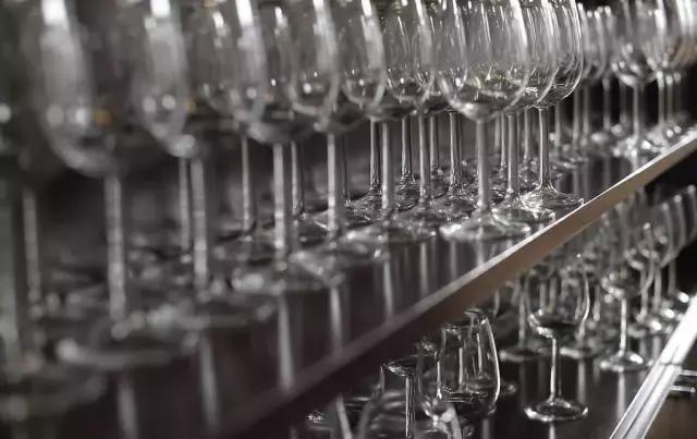 红酒杯水晶跟玻璃,水晶高脚杯和玻璃高脚杯的区别