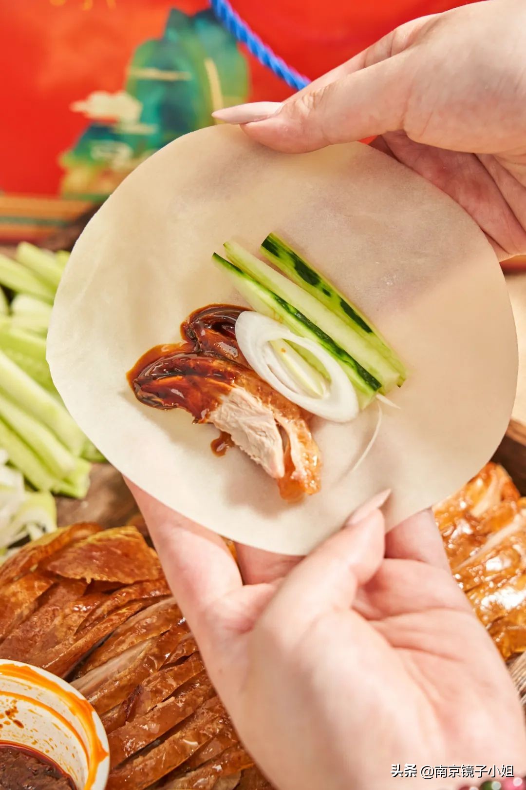 烤鸭最酥的一块鸭皮酥到了极点,味道纯正的烤鸭肉质鲜嫩