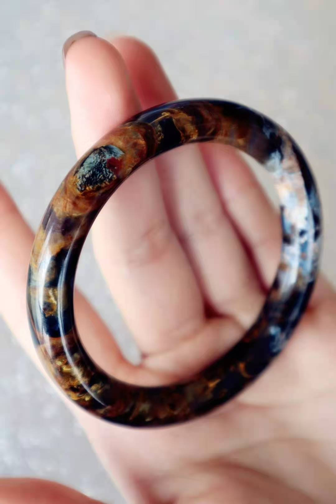 白底青手镯适合多大年纪戴,小圆条手镯适合什么年纪的人