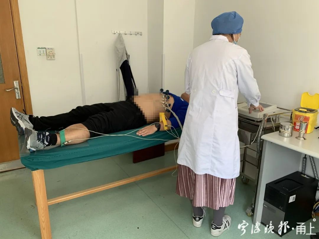 男子头痛难忍竟是罕见病惹祸,腮帮子肿痛的图片及症状