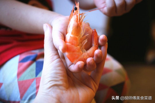 煮虾的正确方法放些什么,保持虾的鲜嫩口感需要煮几分钟