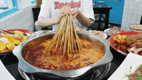 重庆的串串凭着份量实在的资格串味儿在南充开业至今打卡到上瘾!