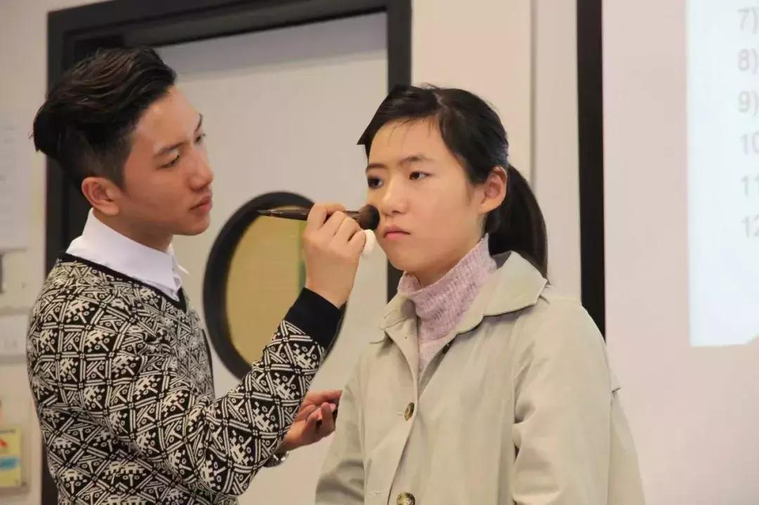 话题|免税店凑单折扣，男朋友给自己买了一个气垫粉底