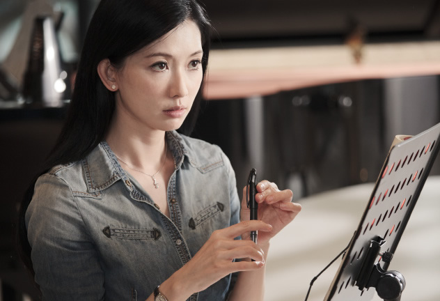 林志玲穿深v吊带连衣裙凹造型,林志玲印花黑裙端庄优雅