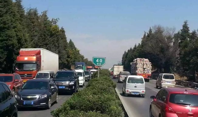 在高速上突然看到限速60怎么办,高速指示牌限速120导航报100