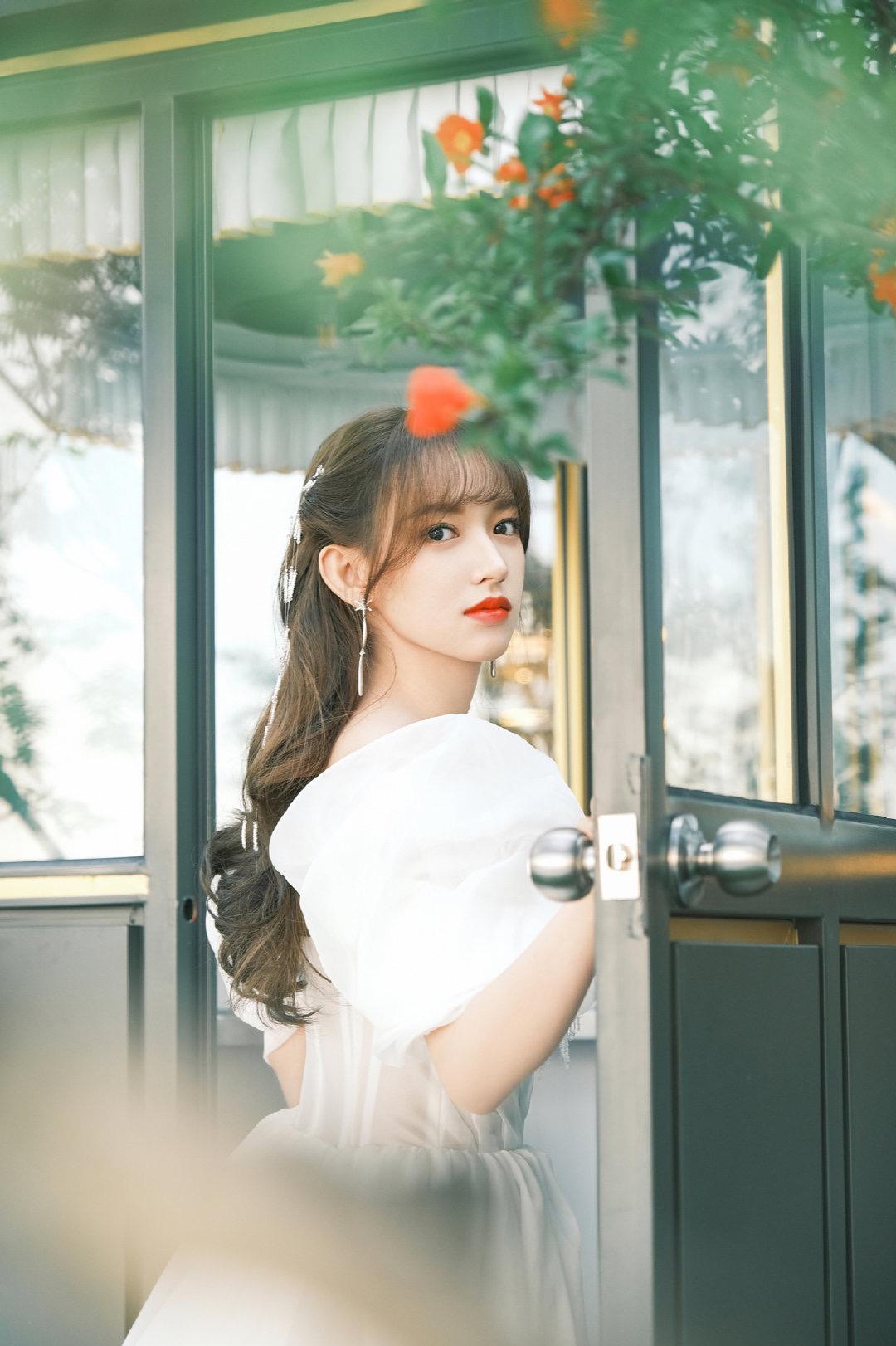 程潇抹胸长裙造型,程潇黑色深v抹胸裙走红毯