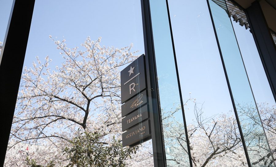 东京｜堪比艺术馆的星巴克臻选®烘培工坊樱花海中品满分咖啡