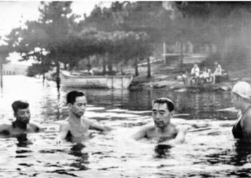 1961年，周恩来学习游泳，教练说，总理伤势太重，永远都学不会