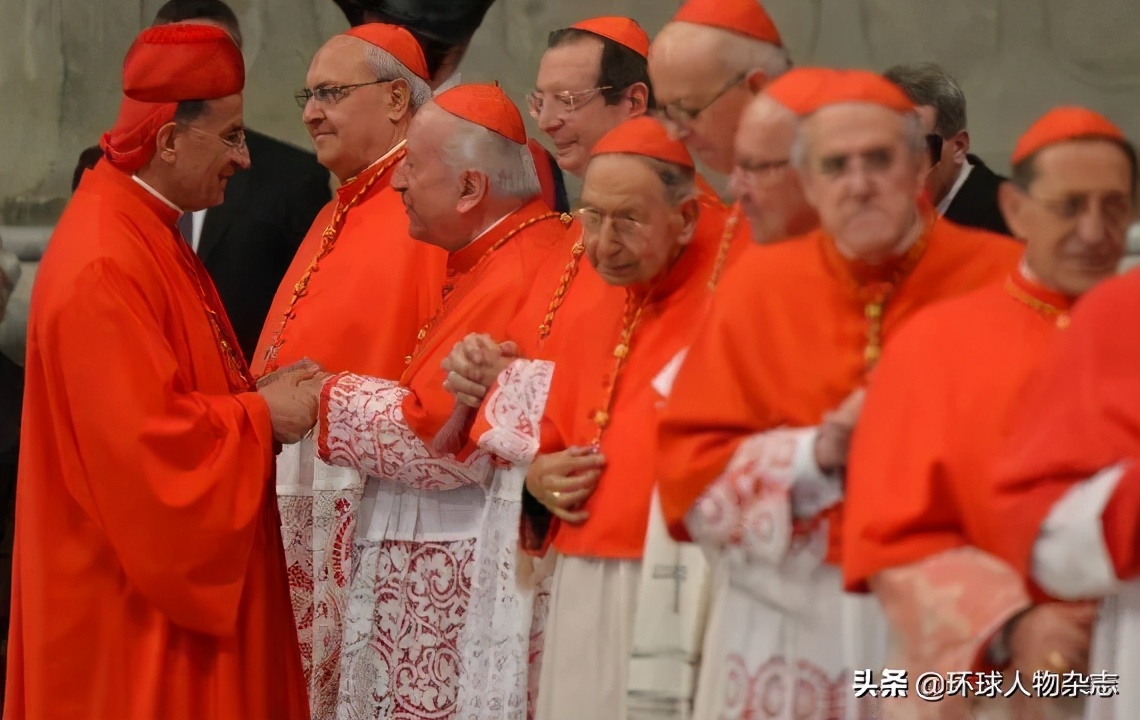 美首位黑人红衣主教出现！拿着10个博士学位，戳穿特朗普“摆拍”，传奇无人敌