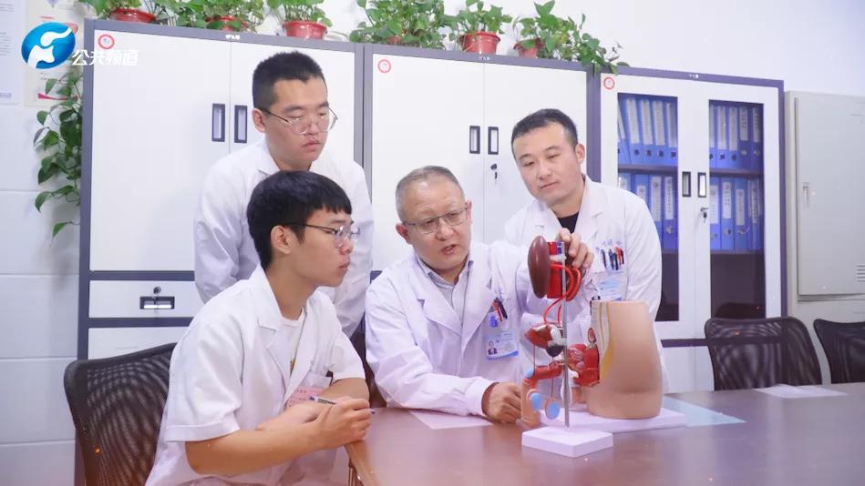 岁月静好无悔为医｜河南优秀医师朱朝阳河南大学淮河医院外科部主任、泌尿外科主任朱朝阳