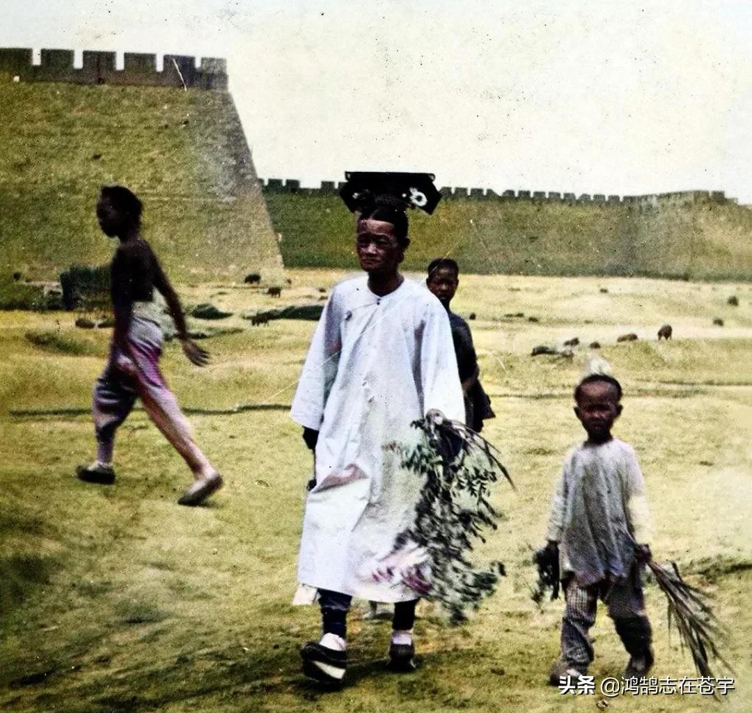 清末老照片太监面黄肌瘦,清末老照片官员奴相十足