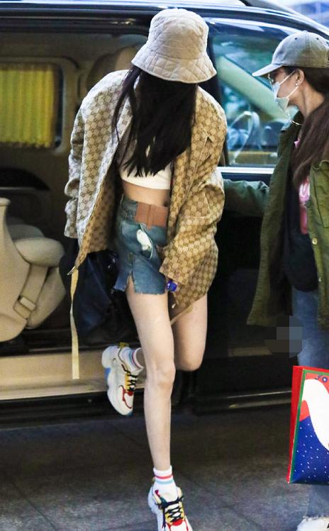 杨幂时尚超标!上裹冬衣露脐戴厚棉帽,下穿热裤大秀神仙漫画腿