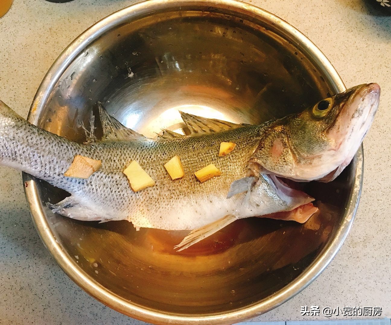 粤菜清蒸剁椒鲈鱼片,鲈鱼清蒸放蒸鱼豉油还需要放盐吗