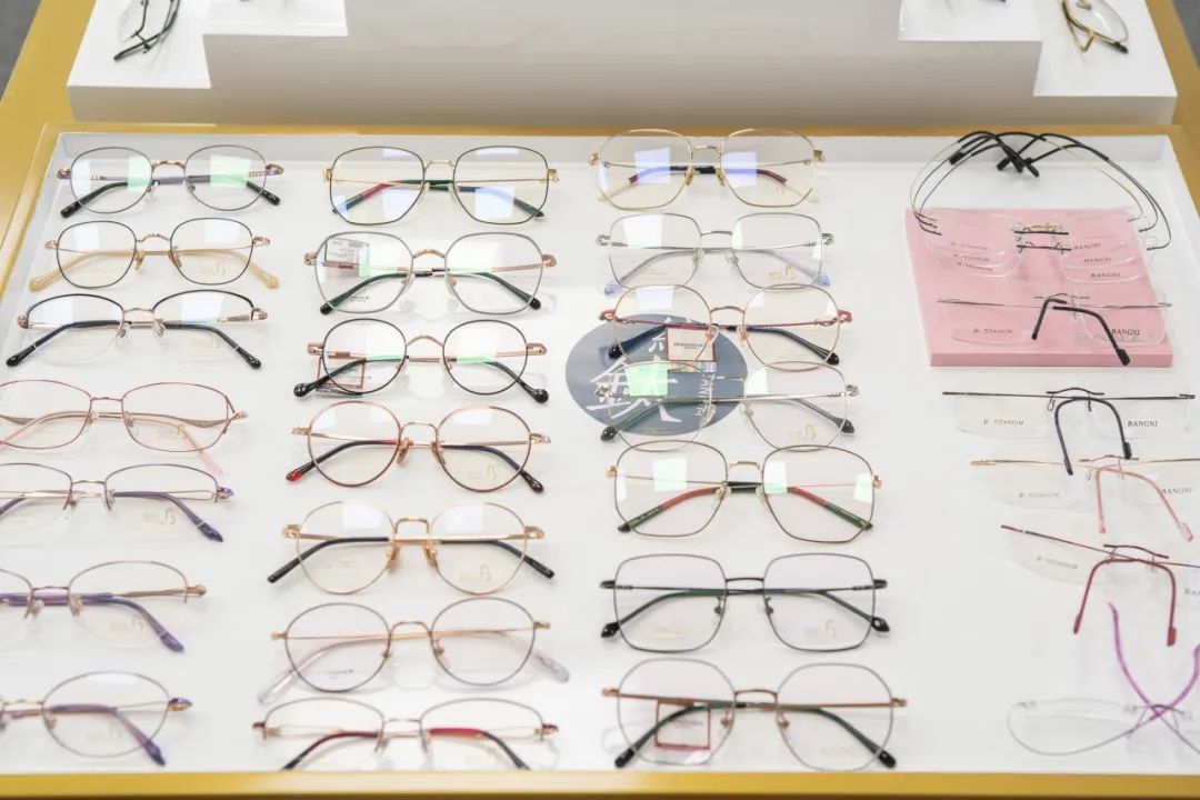 蔡司依视路眼镜店一般打几折,眼镜店蔡司依视路几折