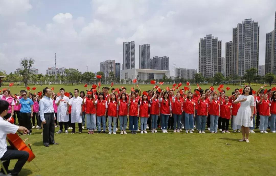 拍个快闪都是爱你的形状!2000多人在金湾以歌示爱录MV为她过生日