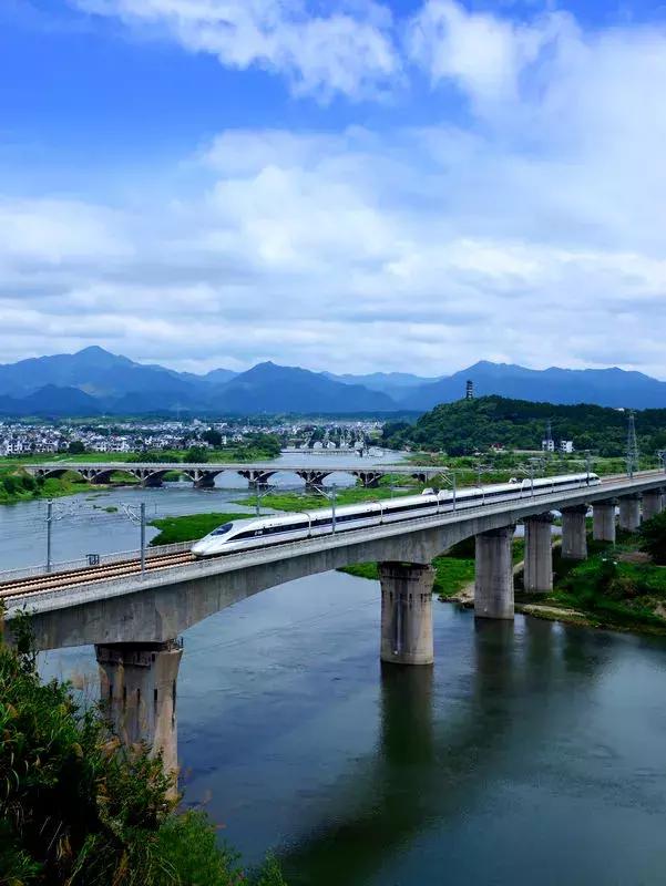 西康高铁穿越秦岭了吗,西康高铁推动安康快速发展的步伐