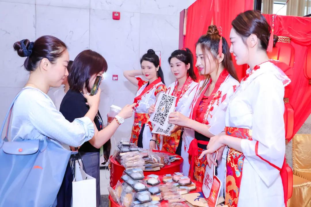 统一润滑油亮相中国特许加盟大会,发布itongyi数字化平台4.0版本